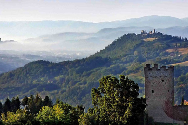 valle del Casentino podere verdi colline